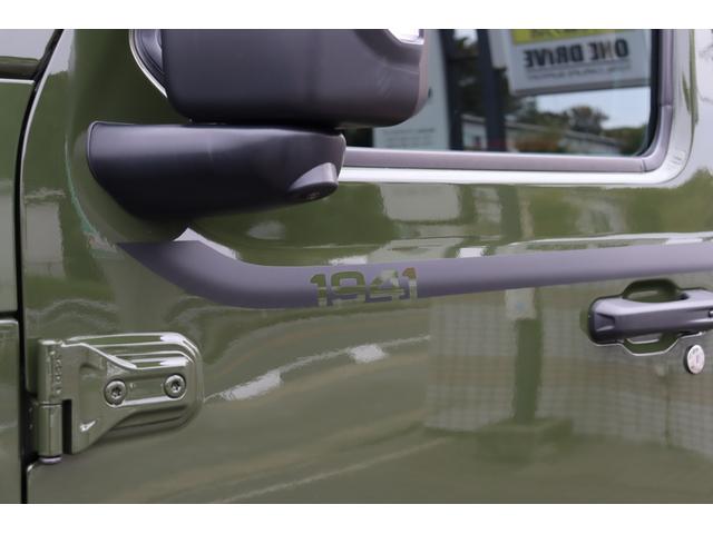 ジープ・ラングラー ルビコン・ソフトトップ ワンオーナー 限定100台 専用色サージグリーンクリアコート プレミアム サンライダーソフトトップ 1941ボディサイドストライプ(7枚目)