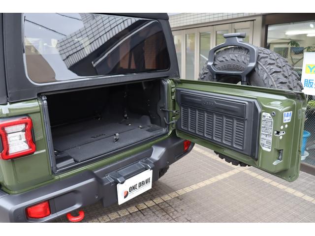 ジープ・ラングラー ルビコン・ソフトトップ ワンオーナー 限定100台 専用色サージグリーンクリアコート プレミアム サンライダーソフトトップ 1941ボディサイドストライプ(14枚目)