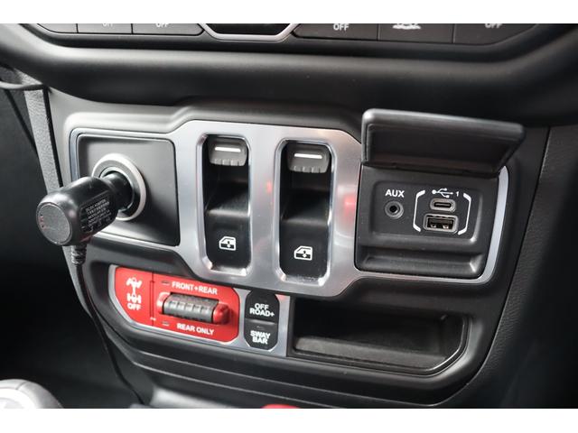 ジープ・ラングラー ルビコン・ソフトトップ ワンオーナー 限定100台 専用色サージグリーンクリアコート プレミアム サンライダーソフトトップ 1941ボディサイドストライプ(25枚目)