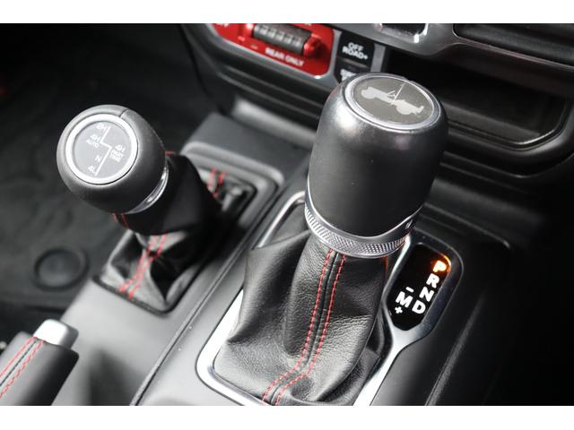 ジープ・ラングラー ルビコン・ソフトトップ ワンオーナー 限定100台 専用色サージグリーンクリアコート プレミアム サンライダーソフトトップ 1941ボディサイドストライプ(26枚目)