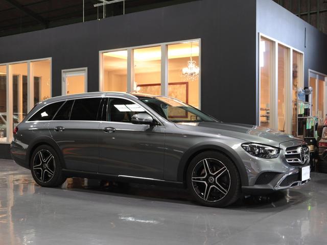 Ｅクラスオールテレイン Ｅ２２０ｄ　４マチック　オールテレイン　１オナ　後期　エクスクル－シブＰＫＧ　パノラマＳＲ　黒革／エア＆シ－トＨ　ブルメスタ－　エアバランス　ＨＵＤ　１９ＡＷ　カ－プレイ対応ナビ／地デジ／３６０カメラ　アンビライト　ドラレコ　無鈑金　禁煙（3枚目）