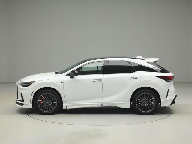 ＲＸ ＲＸ５００ｈ　Ｆスポーツパフォーマンス　ＣＰＯ　レクサス認定中古車　ＦＳＰＯＲＴ専用オレンジブレーキキャリパー　パノラマルーフ　ルーフレール　ＦＳＰＯＲＴ専用２１インチダークメタリック塗装アルミ（4枚目）