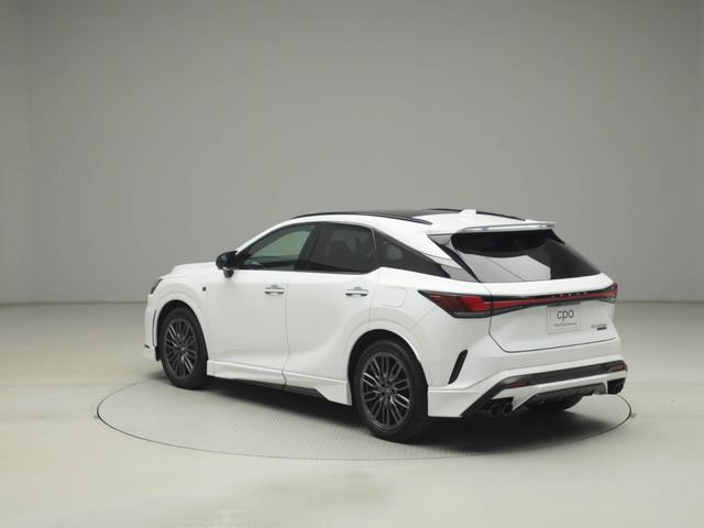 ＲＸ ＲＸ５００ｈ　Ｆスポーツパフォーマンス　ＣＰＯ　レクサス認定中古車　ＦＳＰＯＲＴ専用オレンジブレーキキャリパー　パノラマルーフ　ルーフレール　ＦＳＰＯＲＴ専用２１インチダークメタリック塗装アルミ（5枚目）