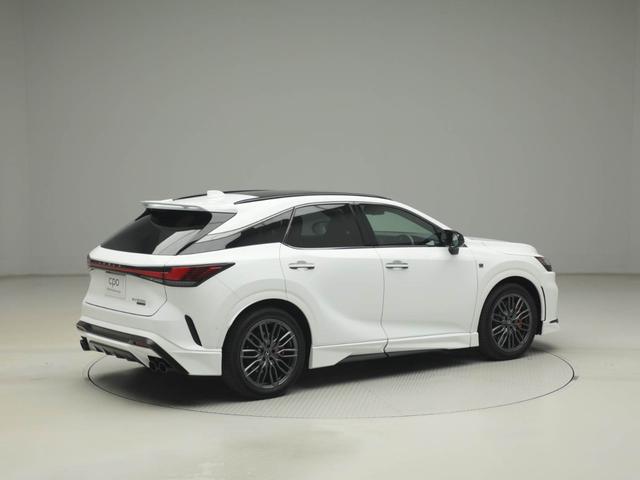 ＲＸ ＲＸ５００ｈ　Ｆスポーツパフォーマンス　ＣＰＯ　レクサス認定中古車　ＦＳＰＯＲＴ専用オレンジブレーキキャリパー　パノラマルーフ　ルーフレール　ＦＳＰＯＲＴ専用２１インチダークメタリック塗装アルミ（7枚目）