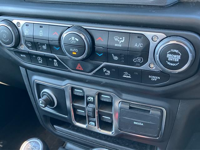 ジープ・ラングラーアンリミテッド サハラ 認定中古車保証付 整備付 ワンオーナー 2.0ターボ ナビ ETC フロント&サイド&バックカメラ レザーシート シートヒーター ハンドルヒーター コーナーセンサー 追従オートクルーズ スマートキー(31枚目)