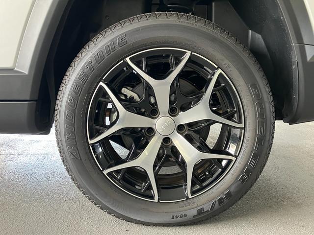 ジープ・コマンダー リミテッドサンルーフ付き 新車保証継承 整備付 弊社試乗車 2.0Lディーセルターボ ブラウンレザーシート シートヒーター ハンズフリーパワーリフトゲート 全方位カメラ 純正ナビ フルセグ ブラックルーフ 障害物センサー(13枚目)