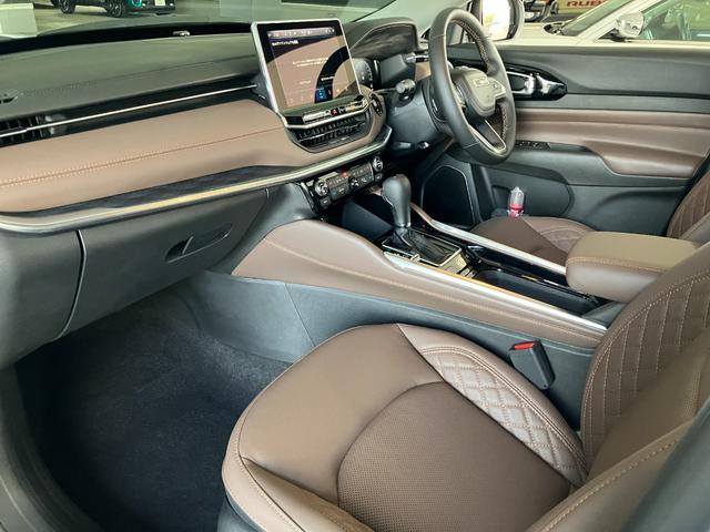 ジープ・コマンダー リミテッドサンルーフ付き 新車保証継承 整備付 弊社試乗車 2.0Lディーセルターボ ブラウンレザーシート シートヒーター ハンズフリーパワーリフトゲート 全方位カメラ 純正ナビ フルセグ ブラックルーフ 障害物センサー(21枚目)