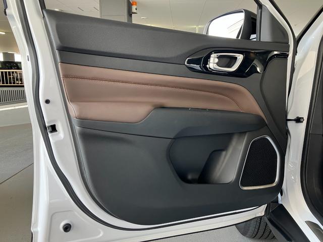 ジープ・コマンダー リミテッドサンルーフ付き 新車保証継承 整備付 弊社試乗車 2.0Lディーセルターボ ブラウンレザーシート シートヒーター ハンズフリーパワーリフトゲート 全方位カメラ 純正ナビ フルセグ ブラックルーフ 障害物センサー(23枚目)