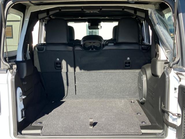 �g�����N���[���ɂ̓T�u�E�[�n�[�𑕔����Ă���܂��B