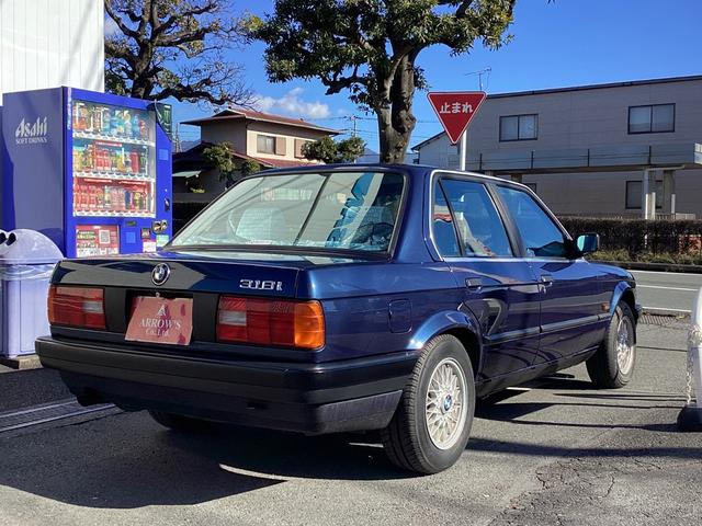 ３シリーズ ３１８ｉ　ディーラー車　右ハンドル　走行１３，５００ｋｍ　セラミックボディーコーティング施工済　フルオリジナル　純正アルミホイール（5枚目）