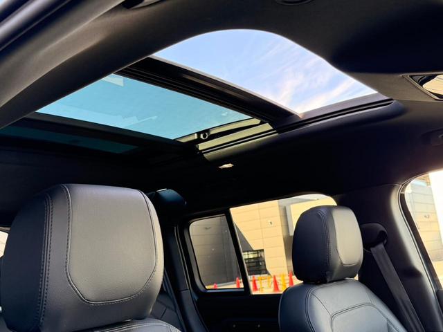 ディフェンダー １１０ＳＥ　Ｐ３００　認定中古車　１オ―ナー　禁煙車　エアサス　サンルーフ　純正２０インチアルミ　アダプティブクルーズ　ＭＥＲＩＤＩＡＮ　液晶メーター　３Ｄサラウンドカメラ　急速クーラーボックス　衝突軽減　スマートキー（4枚目）