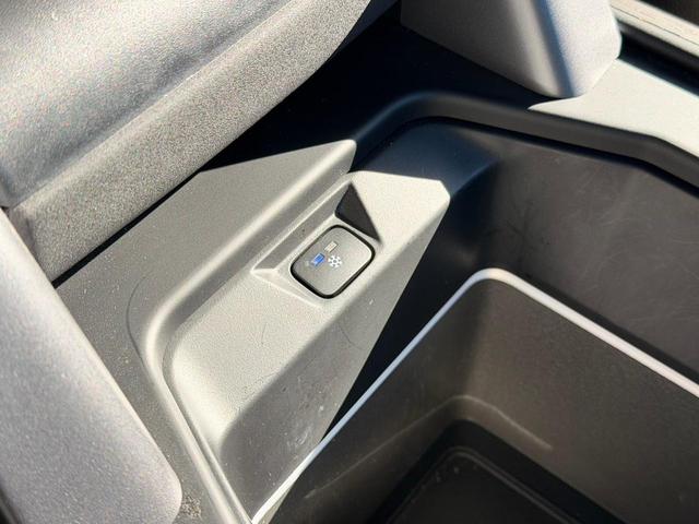 ディフェンダー １１０ＳＥ　Ｐ３００　認定中古車　１オ―ナー　禁煙車　エアサス　サンルーフ　純正２０インチアルミ　アダプティブクルーズ　ＭＥＲＩＤＩＡＮ　液晶メーター　３Ｄサラウンドカメラ　急速クーラーボックス　衝突軽減　スマートキー（12枚目）