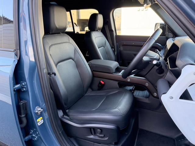 ディフェンダー １１０ＳＥ　Ｐ３００　認定中古車　１オ―ナー　禁煙車　エアサス　サンルーフ　純正２０インチアルミ　アダプティブクルーズ　ＭＥＲＩＤＩＡＮ　液晶メーター　３Ｄサラウンドカメラ　急速クーラーボックス　衝突軽減　スマートキー（18枚目）