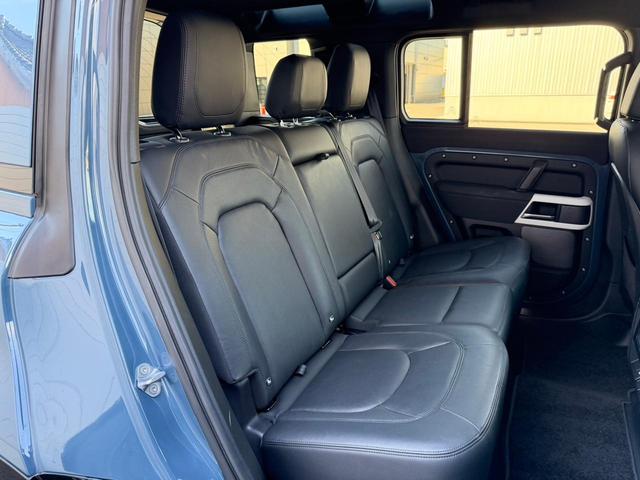 ディフェンダー １１０ＳＥ　Ｐ３００　認定中古車　１オ―ナー　禁煙車　エアサス　サンルーフ　純正２０インチアルミ　アダプティブクルーズ　ＭＥＲＩＤＩＡＮ　液晶メーター　３Ｄサラウンドカメラ　急速クーラーボックス　衝突軽減　スマートキー（19枚目）