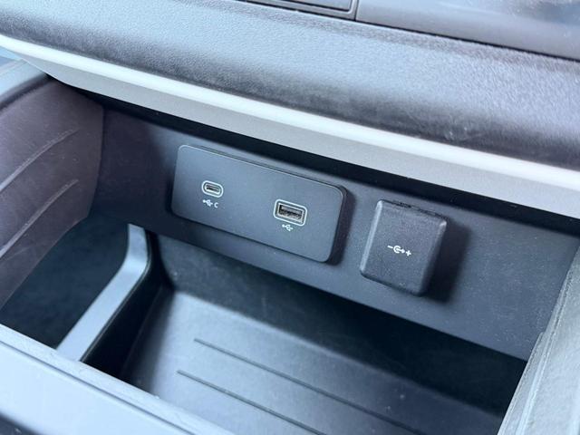 ディフェンダー １１０ＳＥ　Ｐ３００　認定中古車　１オ―ナー　禁煙車　エアサス　サンルーフ　純正２０インチアルミ　アダプティブクルーズ　ＭＥＲＩＤＩＡＮ　液晶メーター　３Ｄサラウンドカメラ　急速クーラーボックス　衝突軽減　スマートキー（39枚目）