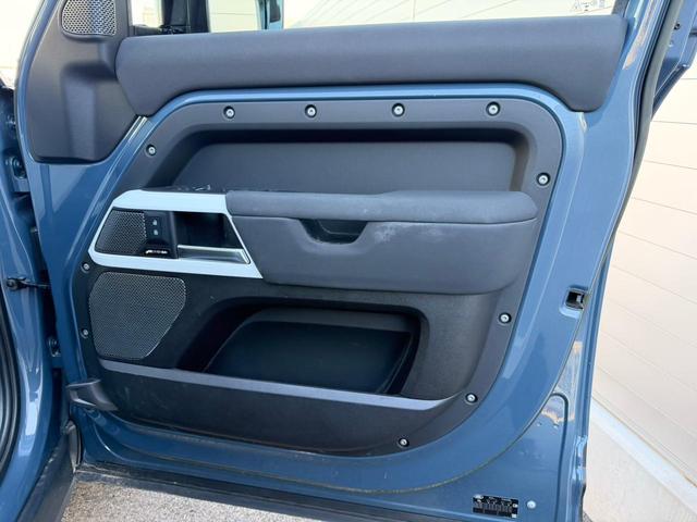 ディフェンダー １１０ＳＥ　Ｐ３００　認定中古車　１オ―ナー　禁煙車　エアサス　サンルーフ　純正２０インチアルミ　アダプティブクルーズ　ＭＥＲＩＤＩＡＮ　液晶メーター　３Ｄサラウンドカメラ　急速クーラーボックス　衝突軽減　スマートキー（43枚目）