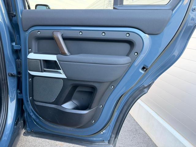 ディフェンダー １１０ＳＥ　Ｐ３００　認定中古車　１オ―ナー　禁煙車　エアサス　サンルーフ　純正２０インチアルミ　アダプティブクルーズ　ＭＥＲＩＤＩＡＮ　液晶メーター　３Ｄサラウンドカメラ　急速クーラーボックス　衝突軽減　スマートキー（45枚目）