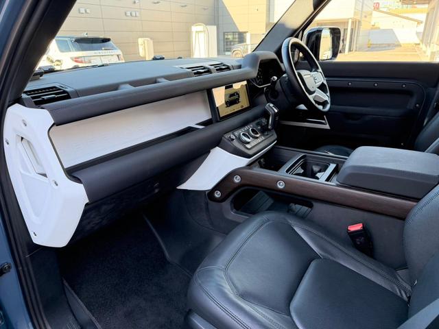 ディフェンダー １１０ＳＥ　Ｐ３００　認定中古車　１オ―ナー　禁煙車　エアサス　サンルーフ　純正２０インチアルミ　アダプティブクルーズ　ＭＥＲＩＤＩＡＮ　液晶メーター　３Ｄサラウンドカメラ　急速クーラーボックス　衝突軽減　スマートキー（51枚目）