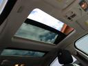 【パノラミックルーフ】車内に気持ちいい自然光が差し込み、頭上に広がる風景をお楽しみいただけます。快適な車内温度を維持し日差しから乗員とインテリアを守るダークカラーのガラス。電動ブラインド付き!
