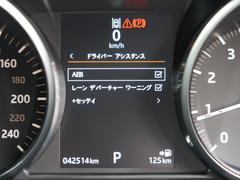 こちらの車輛は【衝突軽減・緊急ブレーキ】を備えており、セーフティドライブをサポート。衝突の危険を感知しドライバーへ警告をおこない、応じられない場合には自動的に緊急ブレーキが作動します。 7