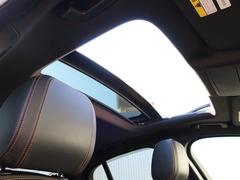 【パノラミックルーフ】車内に気持ちいい自然光が差し込み、頭上に広がる風景をお楽しみいただけます。快適な車内温度を維持し日差しから乗員とインテリアを守るダークカラーのガラス。電動ブラインド付き！ 5