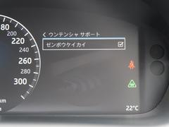 こちらの車輛は【衝突軽減・緊急ブレーキ】を備えており、セーフティドライブをサポート。衝突の危険を感知しドライバーへ警告をおこない、応じられない場合には自動的に緊急ブレーキが作動します。 6