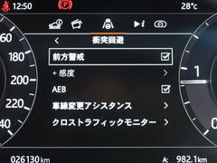 こちらの車輛は【衝突軽減・緊急ブレーキ】を備えており、セーフティドライブをサポート。衝突の危険を感知しドライバーへ警告をおこない、応じられない場合には自動的に緊急ブレーキが作動します。 7