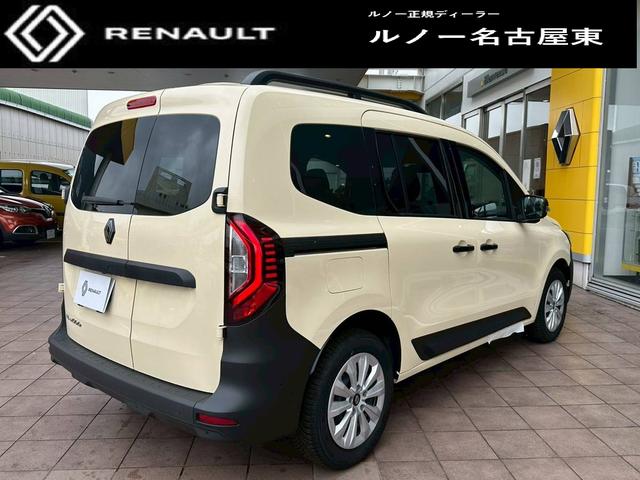 カングー クルール　ディーゼル　ＭＴ　７０台限定車　限定車専用ボディカラー　エクステンテッドグリップ　ブラックバンパー　アダプティブクルーズコントロール　ワイヤレスチャージャー　電動パーキングブレーキ　衝突被害軽減ブレーキ（4枚目）
