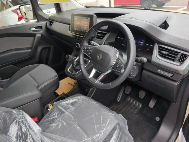 カングー クルール　ディーゼル　ＭＴ　７０台限定車　限定車専用ボディカラー　エクステンテッドグリップ　ブラックバンパー　アダプティブクルーズコントロール　ワイヤレスチャージャー　電動パーキングブレーキ　衝突被害軽減ブレーキ（7枚目）