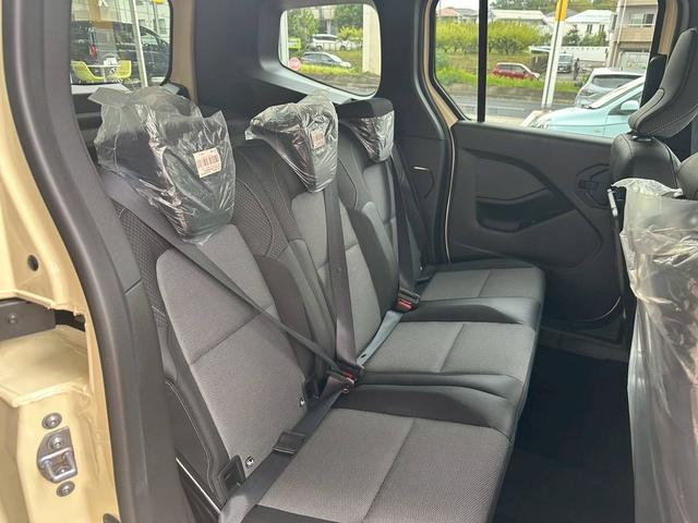 カングー クルール　ディーゼル　ＭＴ　７０台限定車　限定車専用ボディカラー　エクステンテッドグリップ　ブラックバンパー　アダプティブクルーズコントロール　ワイヤレスチャージャー　電動パーキングブレーキ　衝突被害軽減ブレーキ（17枚目）