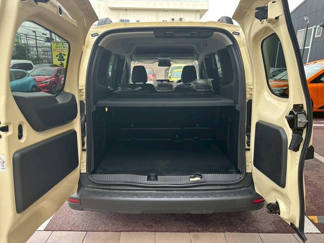 カングー クルール　ディーゼル　ＭＴ　７０台限定車　限定車専用ボディカラー　エクステンテッドグリップ　ブラックバンパー　アダプティブクルーズコントロール　ワイヤレスチャージャー　電動パーキングブレーキ　衝突被害軽減ブレーキ（18枚目）