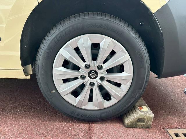 カングー クルール　ディーゼル　ＭＴ　７０台限定車　限定車専用ボディカラー　エクステンテッドグリップ　ブラックバンパー　アダプティブクルーズコントロール　ワイヤレスチャージャー　電動パーキングブレーキ　衝突被害軽減ブレーキ（23枚目）