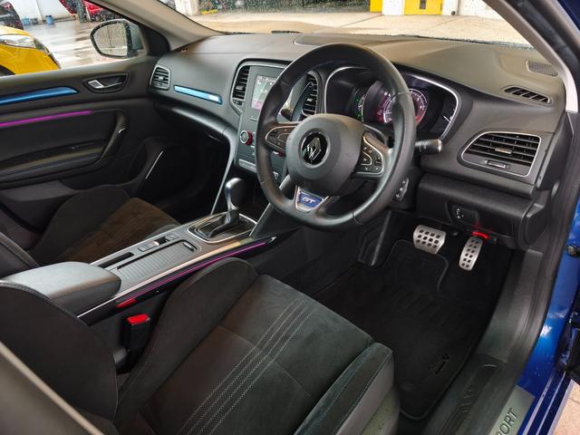 メガーヌ GT アップルカープレイ アンドロイドオートオーディオ バックカメラ スマートキー 衝突被害軽減ブレーキ クルコン パドルシフト 前後ソナー LEDライト 禁煙車(7枚目)