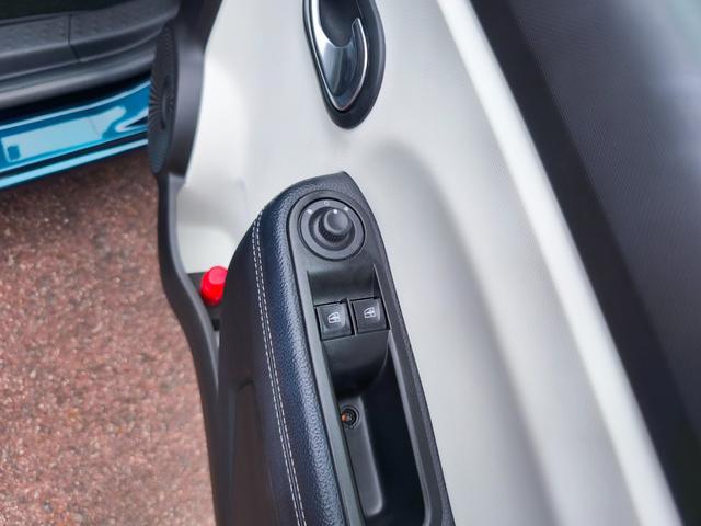 トゥインゴ インテンス ハーフレザーシート AppleCarplay アンドロイドオート対応 バックカメラ クルーズコントロール 16インチホイール(11枚目)