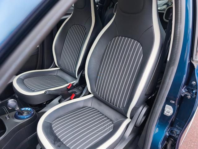 トゥインゴ インテンス ハーフレザーシート AppleCarplay アンドロイドオート対応 バックカメラ クルーズコントロール 16インチホイール(30枚目)