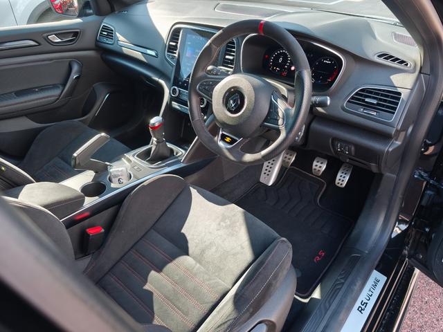 メガーヌ Ｒ．Ｓ．ウルティム　ＭＴ　バックカメラ　クリアランスソナー　クルーズコントロール　ＬＥＤヘッドランプ　スマートキー　アイドリングストップ　電動格納ミラー（6枚目）