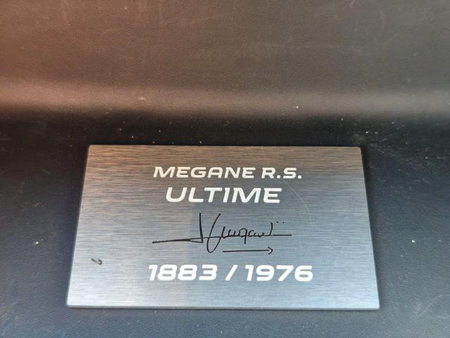メガーヌ Ｒ．Ｓ．ウルティム　ＭＴ　バックカメラ　クリアランスソナー　クルーズコントロール　ＬＥＤヘッドランプ　スマートキー　アイドリングストップ　電動格納ミラー（21枚目）