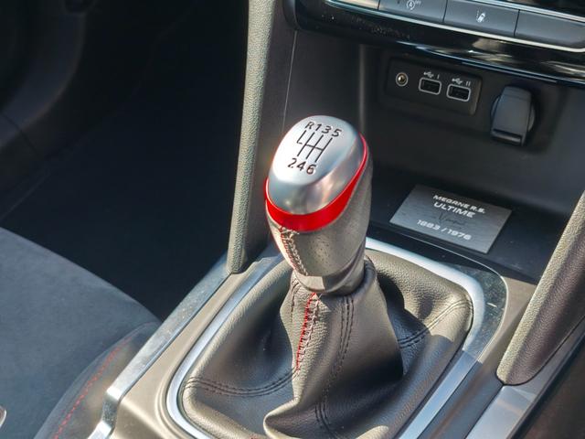 メガーヌ Ｒ．Ｓ．ウルティム　ＭＴ　バックカメラ　クリアランスソナー　クルーズコントロール　ＬＥＤヘッドランプ　スマートキー　アイドリングストップ　電動格納ミラー（22枚目）