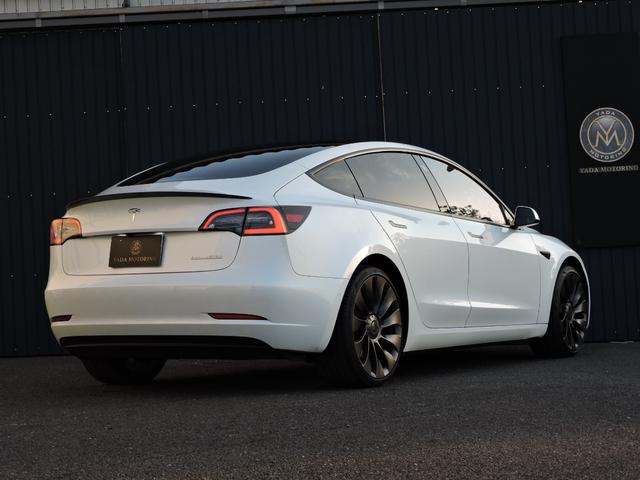 モデル3 デュアルモーターAWD パフォーマンス オートパイロット パノラマルーフ LEDヘッドライト リア3面スモークフィルム ワンオーナー(7枚目)