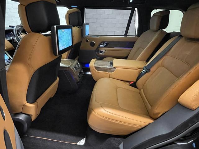 レンジローバー オートバイオグラフィー　ロングホイールベース　医療法人１オーナー＆正規ディーラー整備車・シグネチャーエンターテイメントパック・全席パワーシート＆シートヒーター＆シートエアコン・運転席マッサージ・ＨＵＤ・電動パノラミックルーフ・イルミプレート・ＴＶ（40枚目）