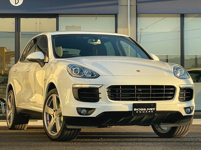 ★Ｆ＆Ｒパークアシスト★アナログ時計★全席シートエンボス加工★プライバシーガラス★アーチモール＆グリル同色★ドアミラー＆ルームミラー自動防舷★イルミステップ★クルーズコントロール