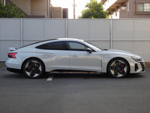 RS e-トロンGT ベースグレード 5スポークコンケーブモジュールブラック21インチアルミ ブラックAudiリングス&ブラックスタイリングパッケージ タングステンカーバイトコーティングブレーキ RSデザインパッケージレッド(7枚目)