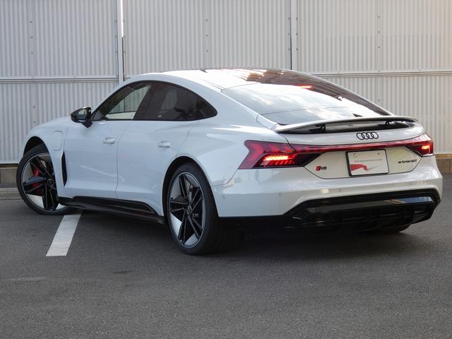 RS e-トロンGT ベースグレード 5スポークコンケーブモジュールブラック21インチアルミ ブラックAudiリングス&ブラックスタイリングパッケージ タングステンカーバイトコーティングブレーキ RSデザインパッケージレッド(8枚目)