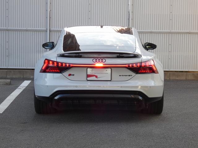 RS e-トロンGT ベースグレード 5スポークコンケーブモジュールブラック21インチアルミ ブラックAudiリングス&ブラックスタイリングパッケージ タングステンカーバイトコーティングブレーキ RSデザインパッケージレッド(10枚目)
