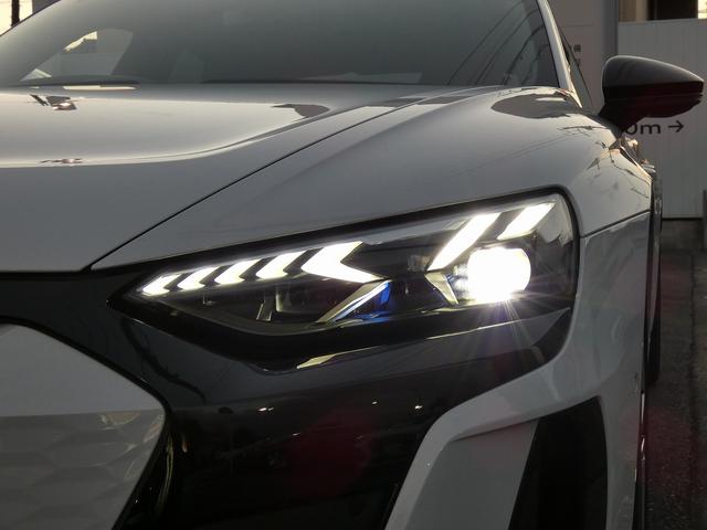 RS e-トロンGT ベースグレード 5スポークコンケーブモジュールブラック21インチアルミ ブラックAudiリングス&ブラックスタイリングパッケージ タングステンカーバイトコーティングブレーキ RSデザインパッケージレッド(50枚目)