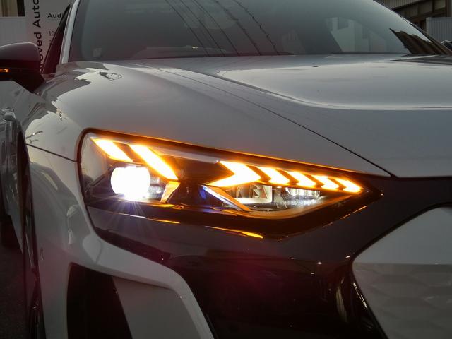 RS e-トロンGT ベースグレード 5スポークコンケーブモジュールブラック21インチアルミ ブラックAudiリングス&ブラックスタイリングパッケージ タングステンカーバイトコーティングブレーキ RSデザインパッケージレッド(52枚目)