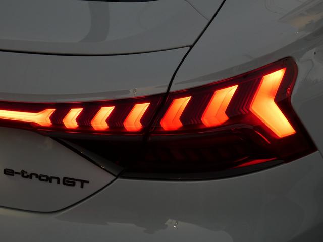 RS e-トロンGT ベースグレード 5スポークコンケーブモジュールブラック21インチアルミ ブラックAudiリングス&ブラックスタイリングパッケージ タングステンカーバイトコーティングブレーキ RSデザインパッケージレッド(53枚目)