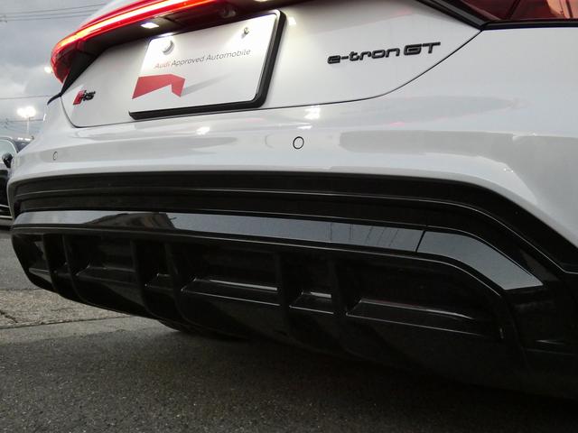 RS e-トロンGT ベースグレード 5スポークコンケーブモジュールブラック21インチアルミ ブラックAudiリングス&ブラックスタイリングパッケージ タングステンカーバイトコーティングブレーキ RSデザインパッケージレッド(55枚目)