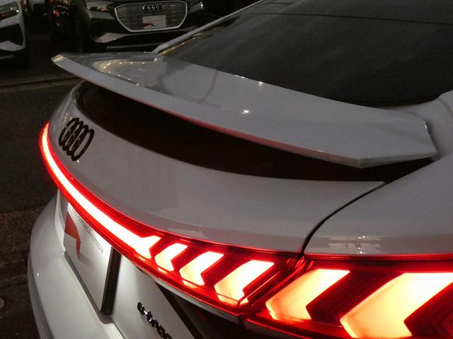 RS e-トロンGT ベースグレード 5スポークコンケーブモジュールブラック21インチアルミ ブラックAudiリングス&ブラックスタイリングパッケージ タングステンカーバイトコーティングブレーキ RSデザインパッケージレッド(58枚目)