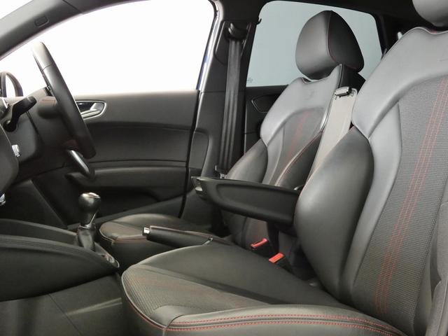 S1スポーツバック ベースグレード 6速マニュアルトランスミッション ドライブセレクト コントラストルーフ カラードブレーキキャリパーレッド TVチューナー CD DVD ETC Bluetooth インテリアレッドステッチ(11枚目)